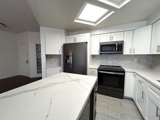 Building Photo - 2BR/2BA Downtown Marina District Condo - G...
