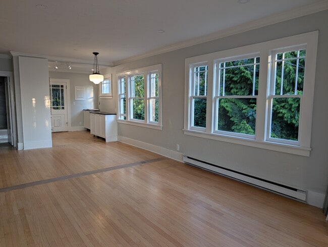 Building Photo - 2424 Hobart Ave SW