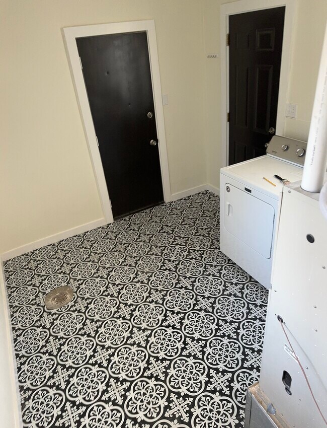 Building Photo - 695 Iowa Ave