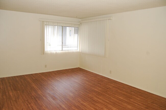 living room - 2 - 226 N Cedar St
