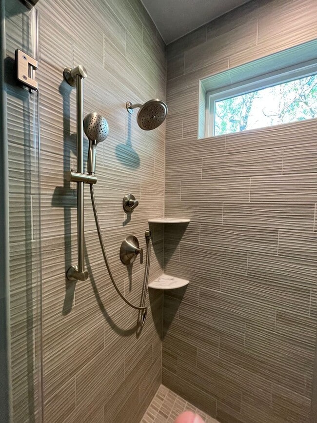 Building Photo - LUXURY END UNIT TOWNHOUSE IN CHEVY CHASE