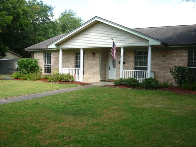 Building Photo - 705 Briargrove Dr