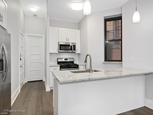 Building Photo - 1 br, 1 bath  - 1349 N State Pkwy Apt 1W