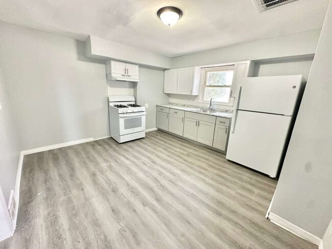 Building Photo - 275 S Broad St