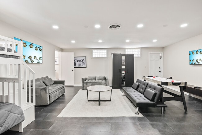 Foto del edificio - 9452 Larrabee Ave