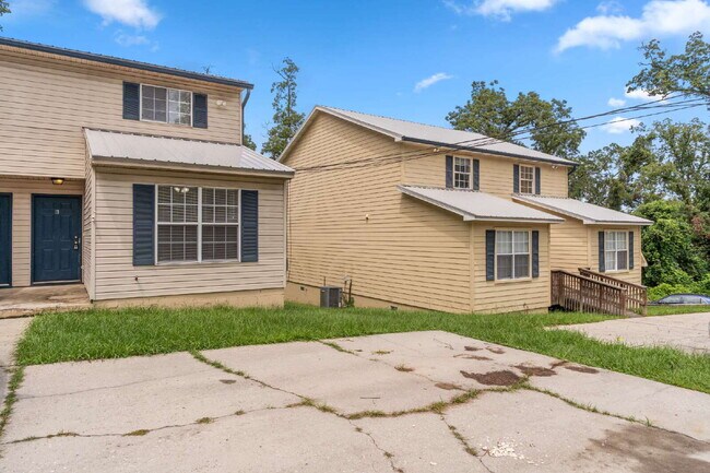 Foto del edificio - 1 bedroom and 1 bathroom in a 3x3 duplex STEPS AWAY FROM CAMPUS