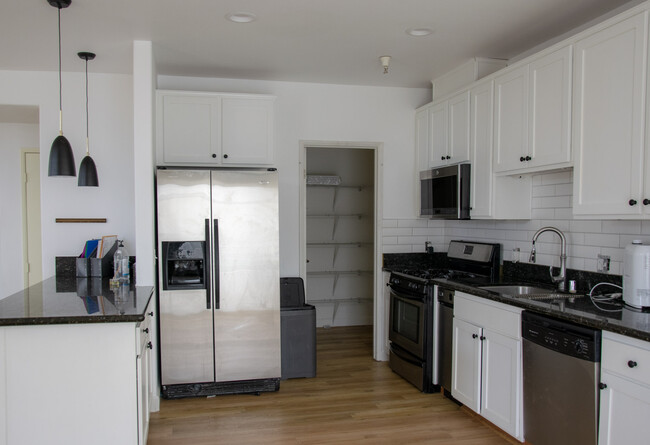 Huge kitchen with pantry - 11853 Burbank Blvd