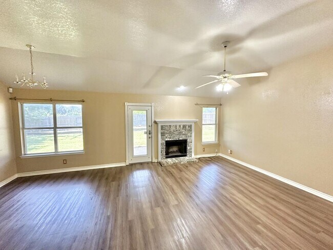 Foto del edificio - AVAILABLE MID MAY; APPLY TODAY AT OUR WEBSITE!!