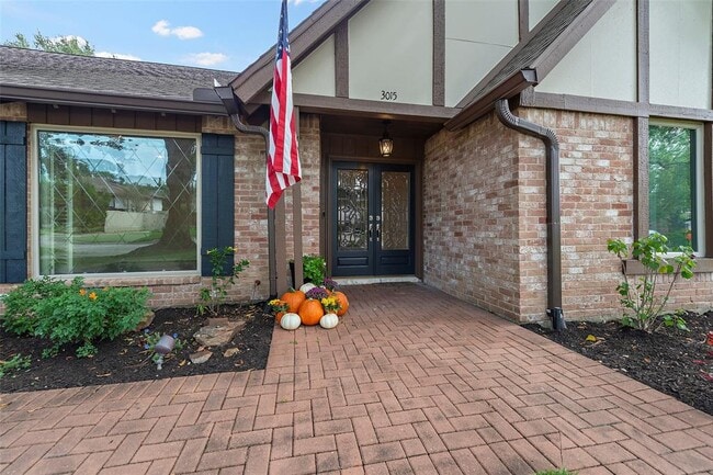 Building Photo - 3015 Fairway Dr
