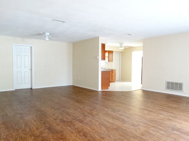 Building Photo - Newly Renovated Spacious 3/2/1 In Port Richey