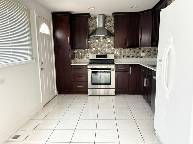 Foto del edificio - 9120 Hollyberry Ave