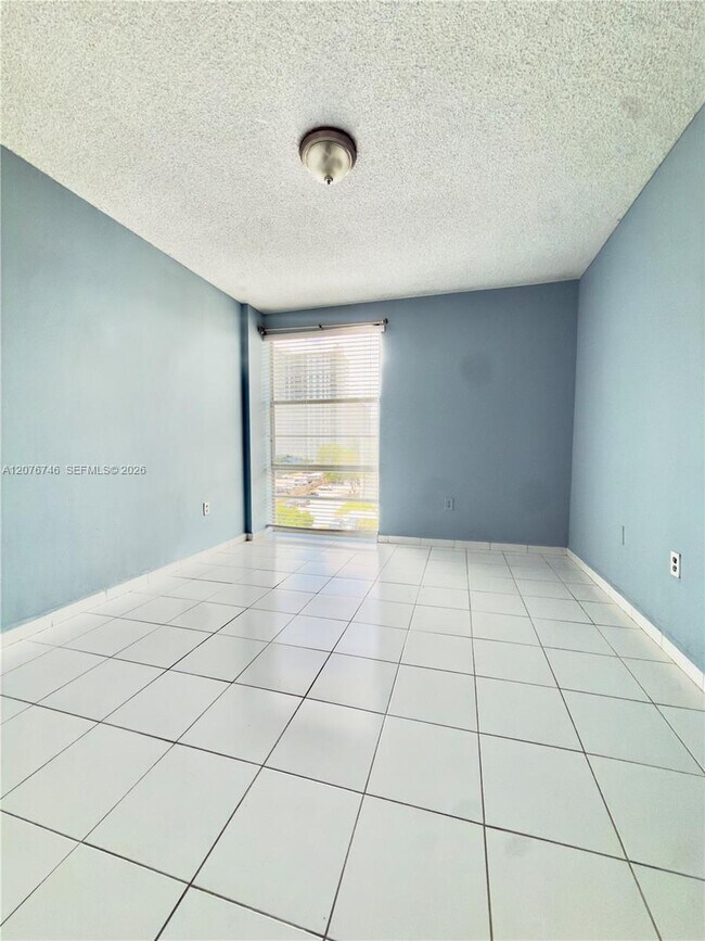 Foto del edificio - 17560 Atlantic Blvd