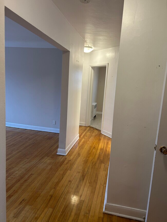 Building Photo - 308 Mcarthur Av