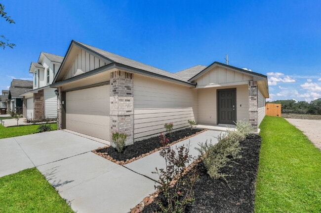 Building Photo - Redbird Ranch 4 Bedroom, 2 Bath, Free Internet, Tons of Amenities