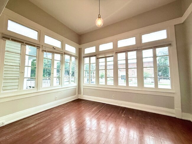 Building Photo - 1010 Dauphin St