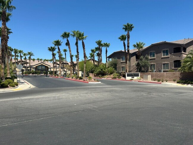 Foto del edificio - 3-bedroom, 2-bath condo offering 1,239 sq. ft. of comfortable living space in the gated Pebble Cr...