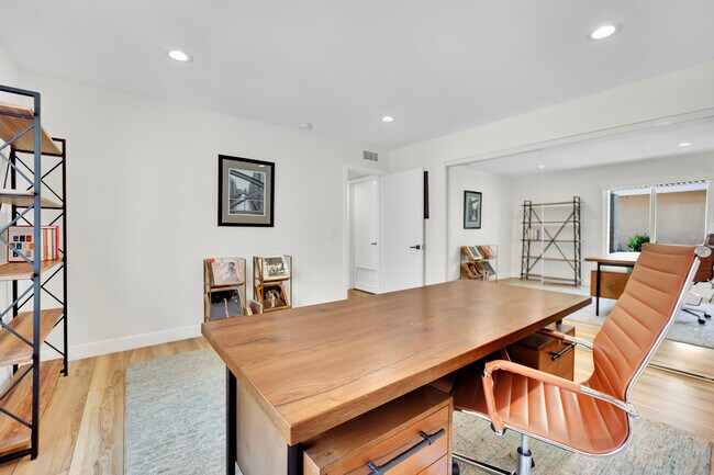 Building Photo - 2930 Bel Air Dr
