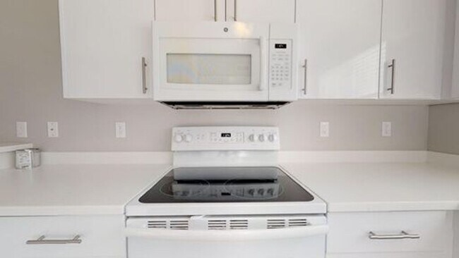 Foto del edificio - 2 BED 1 BATH CONDO ON THE GROUND FLOOR