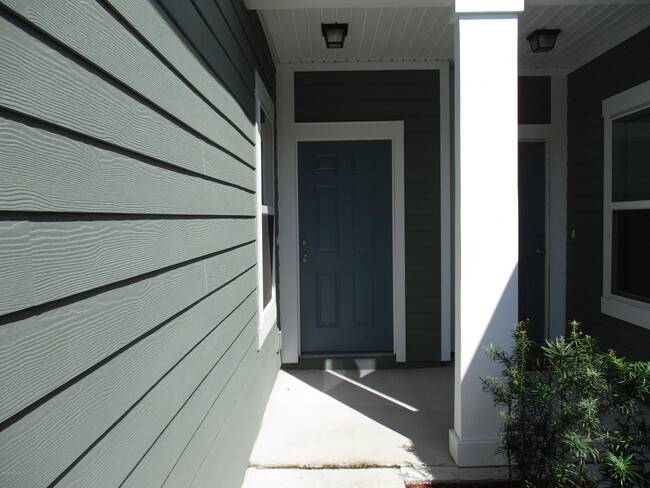 Building Photo - 687 Servia Dr