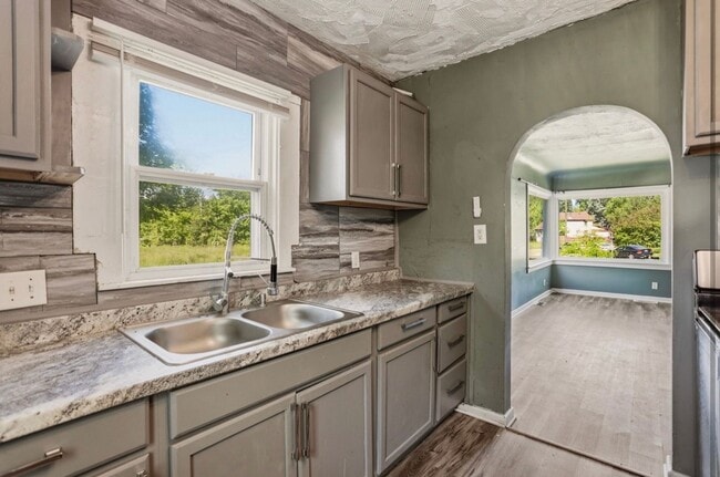 Building Photo - Charming 2 Bedroom Home Available Now!