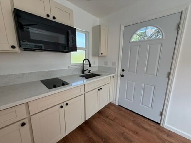 Building Photo - Unfurnished 1 bed/1 bath PET FRIENDLY - wa...