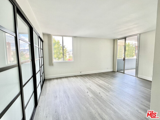 Foto del edificio - 468 S Roxbury Dr