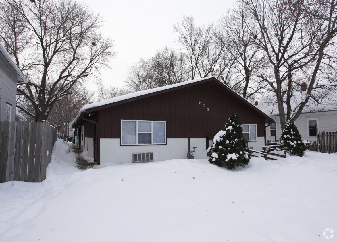 Building Photo - 817 C St
