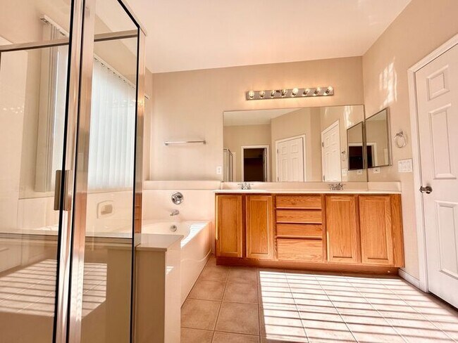 Building Photo - Carry Over Showing: This property has been shown before and will be rented to the first most qual...