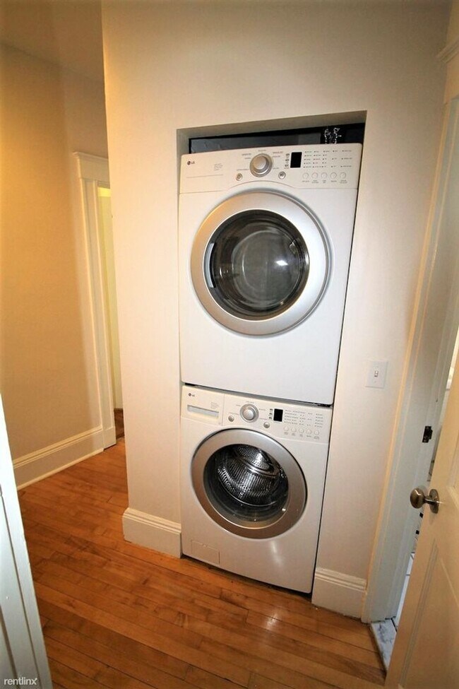 Building Photo - In-Unit Washer and Dryer, Heat, Hot Water Included, Parking for Rent, Eat-in Kitchen