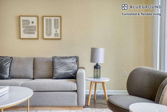 Foto del edificio - 853 Commodore Dr