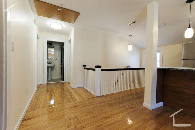 Building Photo - Absolutely STUNNING 3 Bed/4 Bath! Availabl...