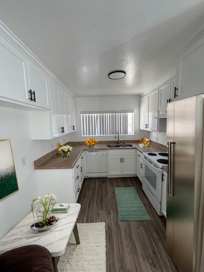 Building Photo - Walnut St