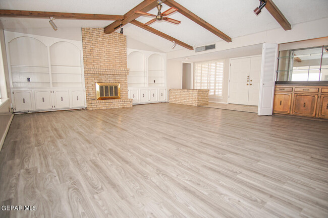 Building Photo - 10800 La Subida Dr