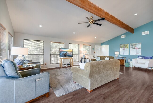 Building Photo - 21611 High Dr