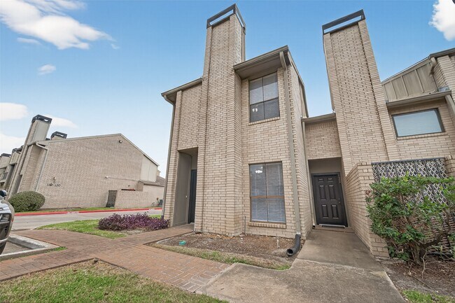 Foto del edificio - 10811 Richmond Ave.