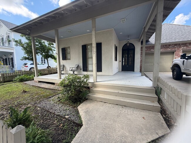 Building Photo - RIVER RANCH GEM!