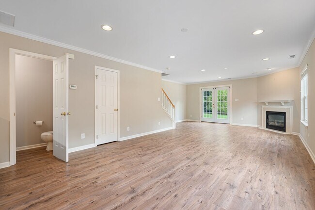 Building Photo - Great location! 3 Bed / 2.5 Bath End Unit ...
