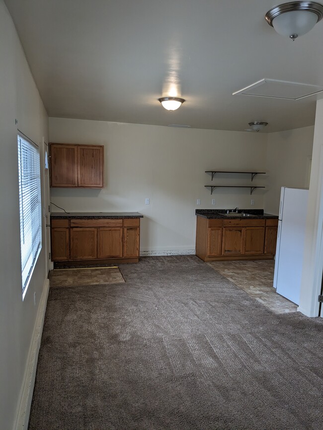 Kitchen/entry way - 2020 Tanglewood Dr