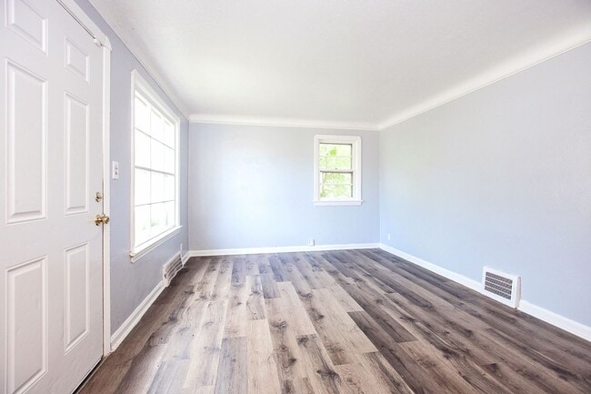 Building Photo - 3 BED 1.5 BATH BEAUTIFUL SINGLE FAMILY HOM...