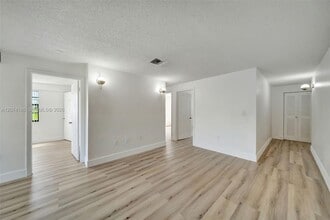 Building Photo - 777 SW 9th Ave
