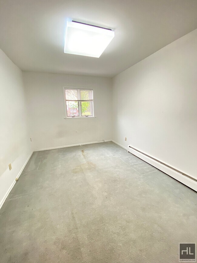 Building Photo - Over sized 3 br apt only $2750 Upper Ditma...