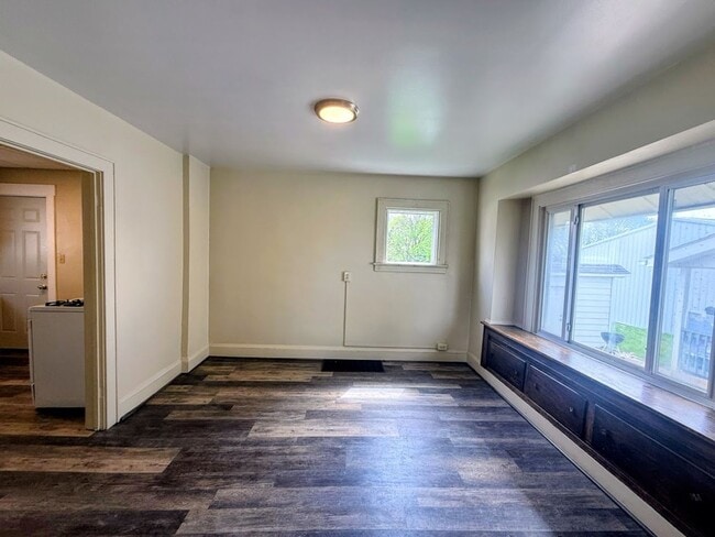 Building Photo - Three bedroom one bathroom home for rent