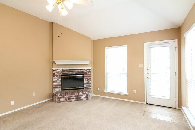 Foto del edificio - 3612 Garden Springs Dr