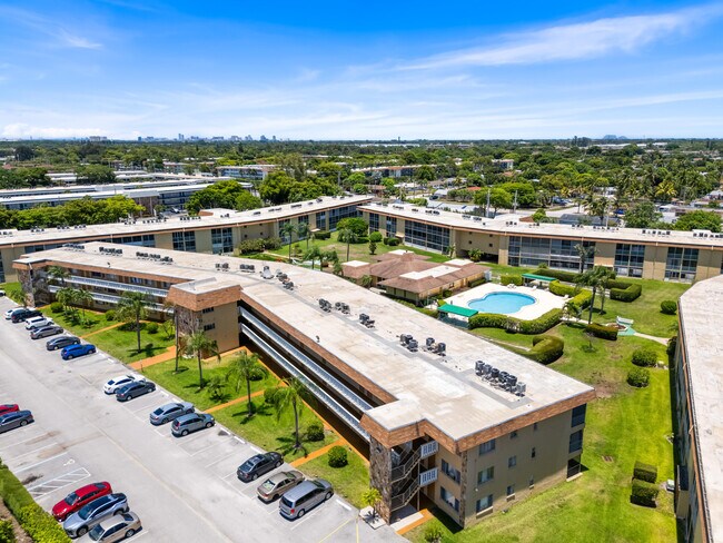 Foto del edificio - 500 Village Green Cir E