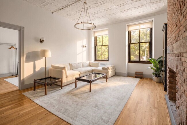 Foto del edificio - 185 East Broadway-SI ID1541438P