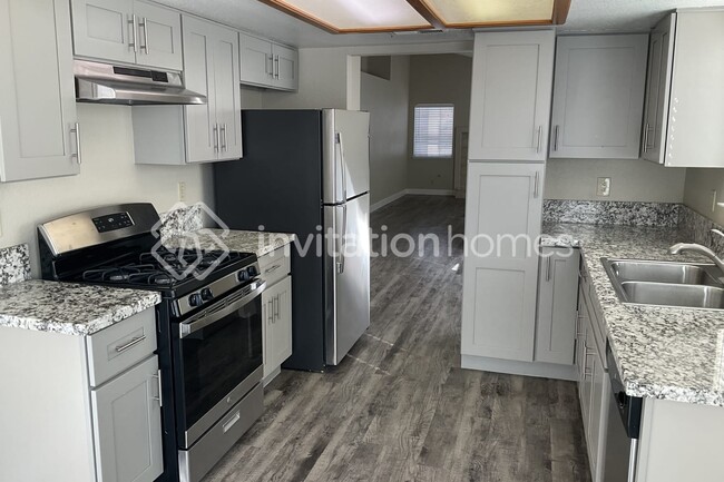 Foto del edificio - 5781 Yerington Ave