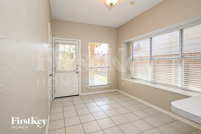 Building Photo - 2210 Meadowstone Dr