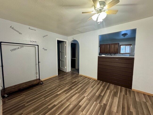 Building Photo - ADORABLE KENAI HOME