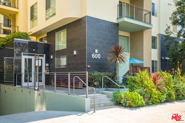 Building Photo - 600 Ridgeley Dr