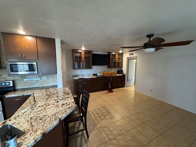 Foto del edificio - 7249 W Sunnyside Dr